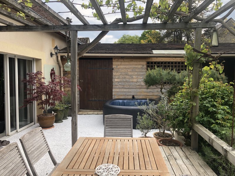 <b>Terrasse en gravier décoratif sur structure alvéolée et tonnelle</b><br><p>2019</p>